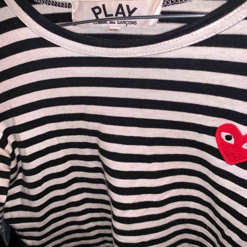 PLAY by Comme des garcons tröja i storlek XS! Den är i ett bra skick❤️ frakt tillkommer 📦. Tröjor & Koftor.