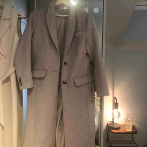  - Superfin ljusrosa/beige kappa i storlek 34 som sitter väldigt fint på. Använd endast ett fåtal gånger, perfekt till våren! 💗