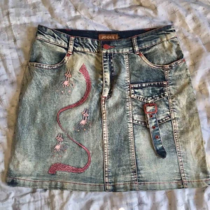  - Söt kjol som aldrig kommit till användning. Har tre fickor och fina detaljer. 2000s vibes 