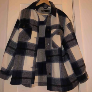  - Helt oandvänd skjort jacka från Zara i färgen blå. SLUTSÅLD ONLINE