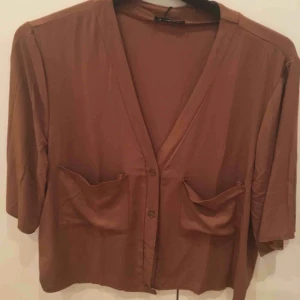  - En skön blus från bohoo! Säljer på grund av att den ej kommit till användning så den är som ny!! Säljer för 49kr exklusive frakt!