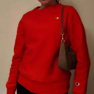 Champion sweatshirt  - Tröja från Champion, modell reverse weave vilket betyder att den är extra tjock och krymper inte i tvätten. I nyskick endast använd två gånger. Köpt för 990kr. Frakt tillkommer.
