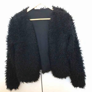  - Säljer min päls/lurv kofta då jag ej använder den, användt fåtal gången. Är lite sliten men i hyfsat skick är som xs i stolek, betalning sker via swish