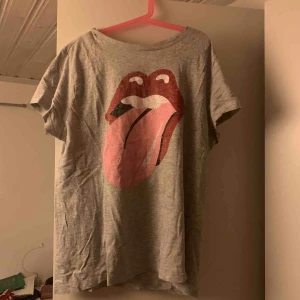  - Väldigt lite använd, jätteskön som vardagströja hemma men kan också vara cool till en snygg outfit i skolan🥰🥰🥰. 