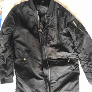  - Bikbok lång bomber jacka  Dragkedjan behövs bytas ut därför sänkt pris   Original pris 500-600 