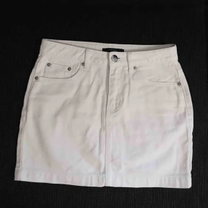  - Vit jeanskjol från Forever 21. Storlek S. Normal storlek och sitter väldigt bra på. Aldrig använd. Köparen står för fraktkostnad :) ställ gärna frågor! 