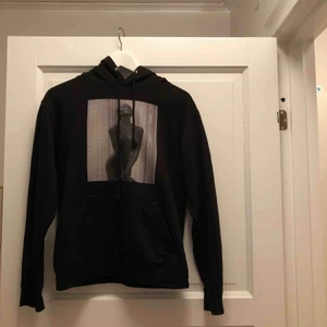 Hoddie med tryck - FRAKTAR EJ                                                          Hoddie från The Cool Elephant, kostade ursprungligen 600kr. Sparsamt använd, möts upp i Stockholm. 