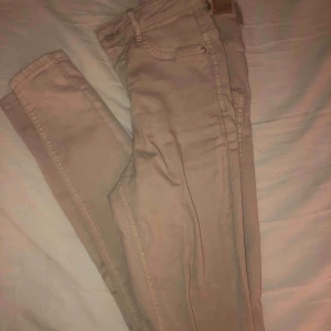  - Ett par beiga jeans som bara är använda ett fåtal gånger. Väldigt sköna och snygga! 🥰