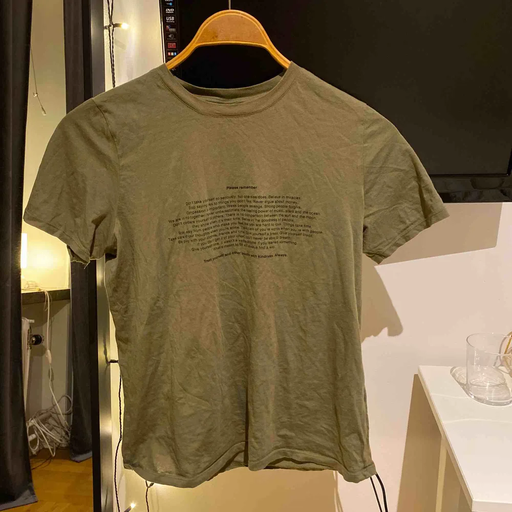 Tja nu säljer jag en cool militärgrön t-shirt med text på! Inte mycket använd och i bra skick! Köpt för 150/200kr kanske? . T-shirts.