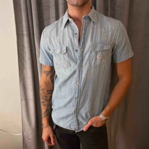 - Säljer denna t-shirt/skjorta från Ralph Lauren denim! Mycket fint skick då den ej använts mycket alls.🪐