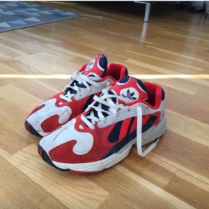  - Liten fläck som går o tvätta bort med diskmedel