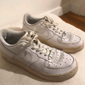  - Air force ones, passar mig med strlk 37. gul sula, antar för att de är rätt gamla. Köparen står för frakt🦋🦋