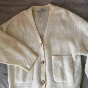  - Stickad kofta från &otherstories! Endast använd en gång! Möts gärna upp i Malmö, annars tillkommer frakt :)