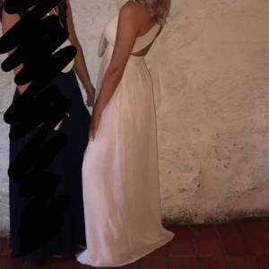  - Fin balklänning från Nelly i storlek 38! Mer lik färgen på första bilden.💗  Inga skavanker på klänningen alls och riktigt bra pris, har ingen användning för klänningen längre så därför jag säljer! Jag är 176cm 