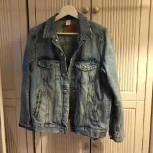  - Super snygg jeansjacka ifrån HM, mycket använd men i väldigt fint skick och den är väldigt skön! 