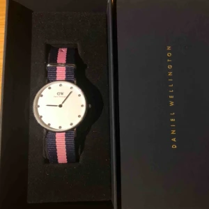  - Säljer denna fina klocka från Daniel Wellington (äkta såklart!). Den är knappt använd så i toppenskick, bandet går att byta ut till metall/ läderband. Den är 36 mm, alltså den ”vanliga” klockstorleken 🥰  Frakt: 11kr. 