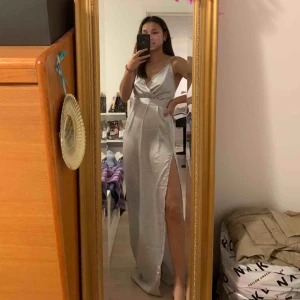  - Silvrig klänning i mycket fint skick! Köpt av en annan här på Plick men passade tyvärr inte mig :( hör av er vid intresse!😊💕💕