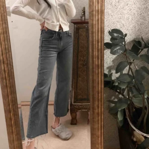  - Cropped jeans från Zara, jag är 165cm:) . Knappast använda. Fraktkostnad tillkommer 