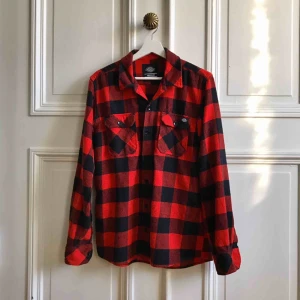  - En ny och fin flanellskjorta från Dickies, orginalpris 649kr, använd max fem gånger. Storleken är herr-medium, men funkar för kvinnor och män. 