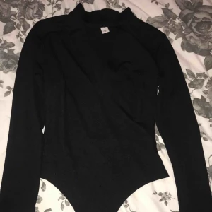  - En svart body från Nelly, storlek S sitter tajt säljer den för den har blivit för liten.