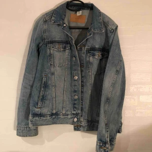  - Fin jeansjacka från h&m som nästan aldrig kommit till användning. Storlek 38 dvs M. Priset är inkl frakt och betalning sker via swish✨☺️