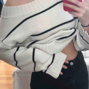  - Svart vit randig tröja. Egentligen är den inte off shoulder men tycker den är snyggast så. Vid snabbt köp/köp av flera saker kan pris diskuteras