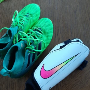 Fotboll - Ett par fotbollskor, knappt använda och är i ett bra skick, säljer 100kr. Ganska smala. Ett par knäskydd. Inte extremt använda, för 40kr. Kan eventuellt frakta, men köparen står för kostnaden. Behöver inte köpa som ett paket :))