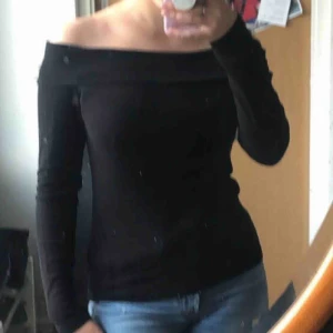  - Offshoulder ribbad skitsnygg långärmad tröja. 