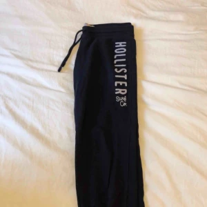  - Marinblå mjukisbyxa från Hollister med mudd längst ner. Kan mötas upp i centrala Västerås eller skickas på poster mot en fraktkostnad på +59kr.