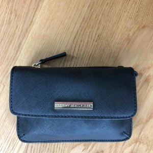  - Äkta. Köpt via Boozt.com 2014. Cirka 16cm bred och 12cm hög. Medföljande band. Finns på fler sidor. Kan mötas upp i centrala Västerås eller skickas på poster mot en fraktkostnad på +49 kr. Tar endast emot betalning via swish eller kontant.