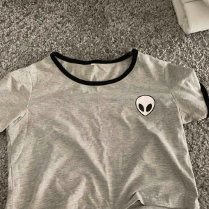  - Snygg croppad grå tröja med Alien tryck!  Längesen jag köpte den så kommer inte ihåg vart och priset!  Priset är inte helt satt!🥰  Storlek S, men är liten och croppad så passar även XS. Frakt står köparen för😊 