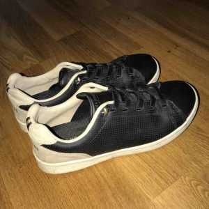  - Coola sneakers som är använda ett fåtal gånger! Dom är lite stora i storlek så passar absolut en 37! Nypris:650kr, säljer för:80kr Köparen står för frakt☺️