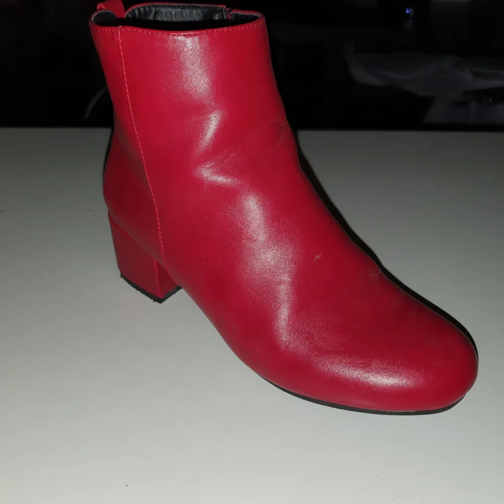 Supersnygga röda boots som är bekväma och enkla att gå i!  60kr frakt! Kan mötas i sthlm eller örebro. Skor.