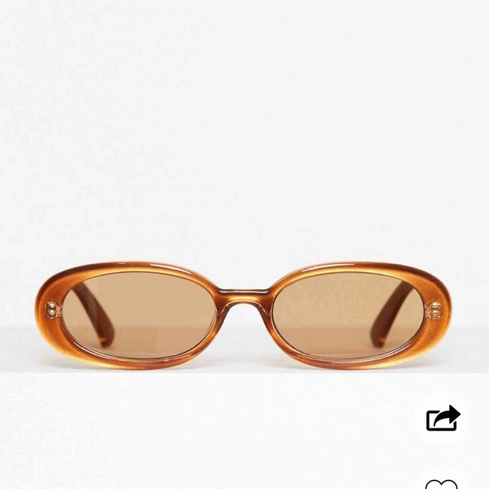 Helt nya, aldrig använda solglasögon från le specs! Köpta för 550kr! . Accessoarer.