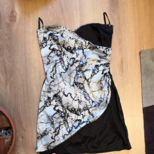  - Strapless klänning med detaljer. Fint skick) 