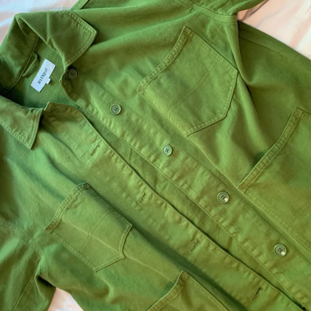 Säljer min nyinköpta jacka från Weekday då jag knappt har använt den och behöver rensa ur garderoben lite. Jackan är i storlek ”XS” men den är mer som L/XL!! Köparen står för frakt 🌈🌟. Jackor.