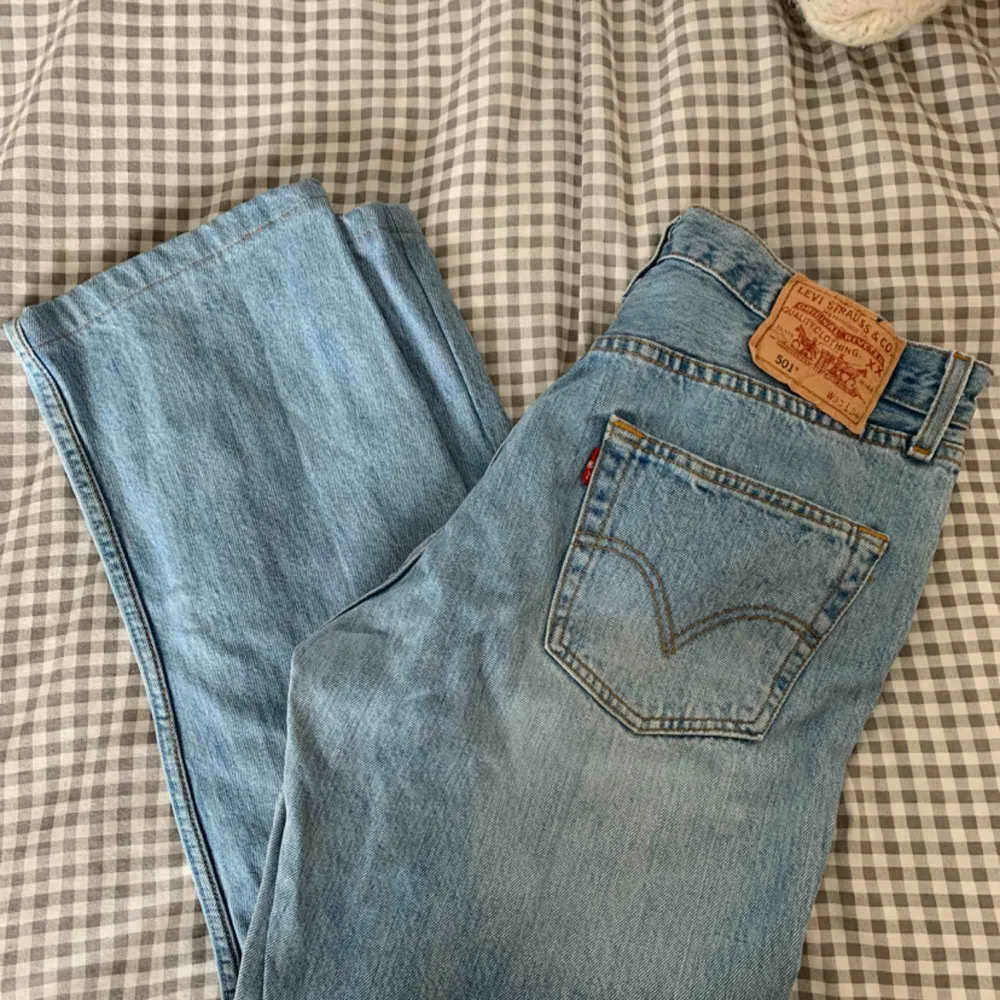 Skitsnygga vintage Levi’s jeans i ljusblå färg! Säljer pga för stora :(((((( PM vid frågor om passform🦋💙. Jeans & Byxor.