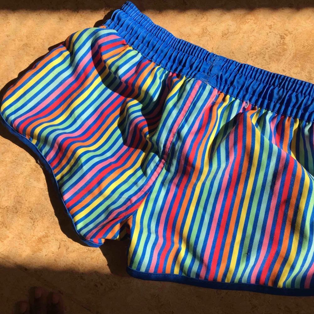 Färgglada shorts som också visar fina kurvor  Frakten står köparen . Shorts.