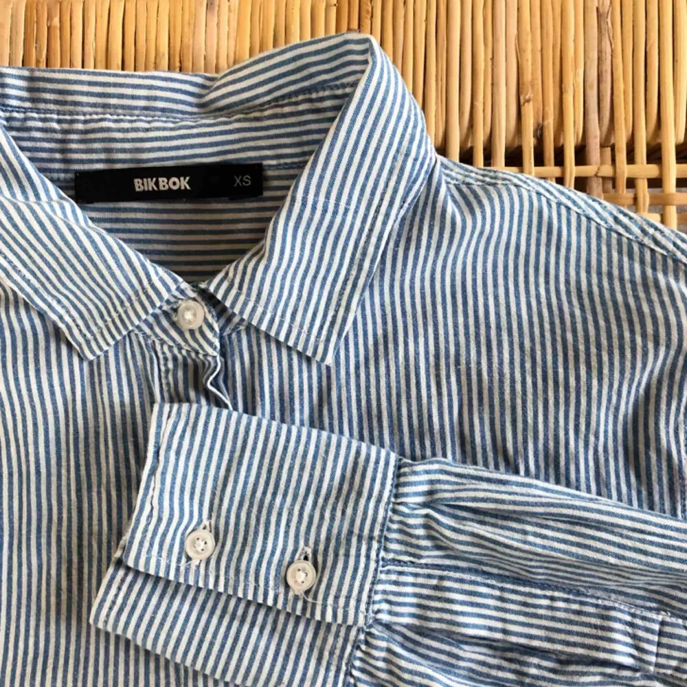 fett fin klassisk skjorta!! är en vanlig skjorta jag har knutit upp:)) färgen stämmer bättre på första bilden. 🍋FRAKT INGÅR🍋. Skjortor.