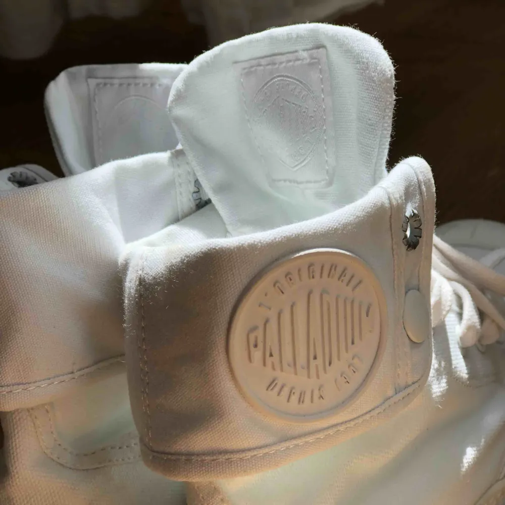 Coola vita sneakers i fint skick från Palladium. . Skor.