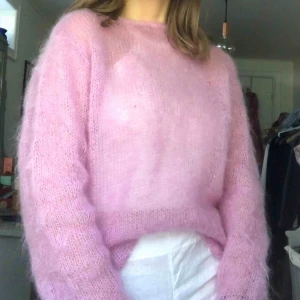  - Rosa hmmastickad tröja. Härlig färg och sååå mysig. Storlek M/L typ.