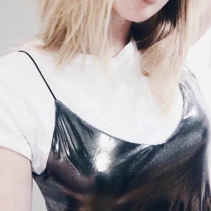  - Linne i metallic silver. Frakt tillkommer, kan annars mötas upp i Stockholm