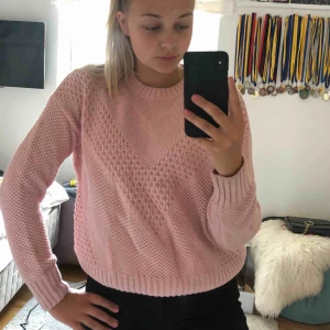 - Rosa stickad tröja. Fint skick och bekväm. Köpare står för frakt ☺️
