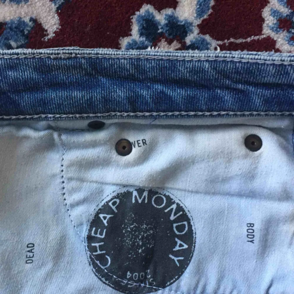 Rejäla jeans från Cheap Monday. Lite slitningar å sånt men inga större hål. Nypris 600kr.  Kan frakta (då tillkommer fraktkostnad) eller mötas upp i Stockholm. Jeans & Byxor.