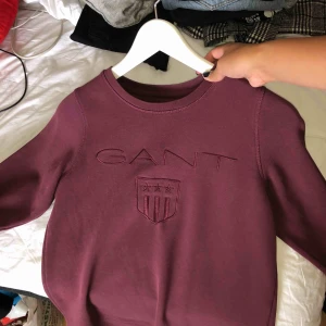  - Lila ganttröja, jättefin! Har dock små hål på baksidan (bild) men syns knappt! Därav priset Frakt 60kr