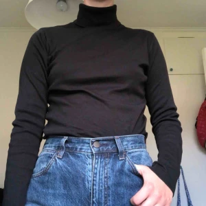  - Svart polo från Åhléns, storlek M. Secondhand, men i gott skick! Frakt tillkommer 🖤🖤