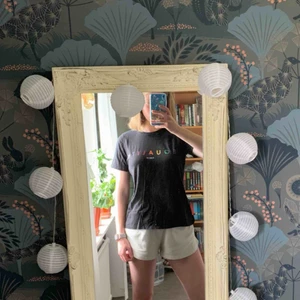  - Fin ”equality” T-shirt från Gina! Passar mig bra som vanligtvis har XS/S. Frakt inräknat i priset, tar endast swish. Bara att skicka en fråga om du undrar något! 