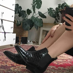  - Säljer dessa asballa skor som jag köpte förra året från ASOS!!! Nypris 899:- Krokodilmöster som såklart inte är äkta🐊❤️ Har bara använt dem ca 3 ggr så det är som nya💓 Köparen står för frakten!!!