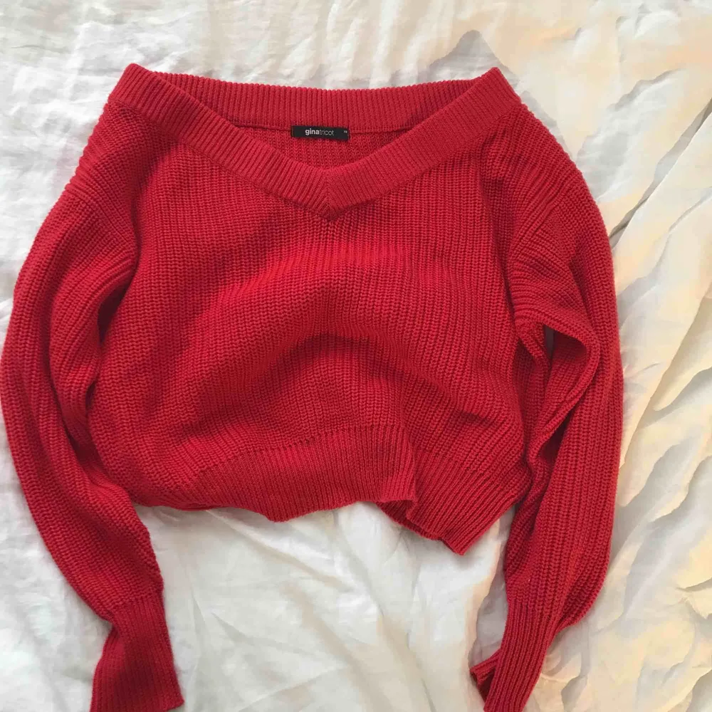 Oanvänd röd tröja från Gina Tricot, lite oversized så går ner en bit på axlarna. Tröjor & Koftor.