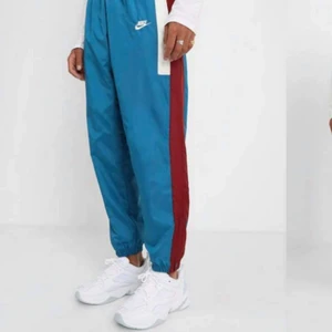  - Sjukt snygga byxor som köptes original för 680kr. Använder knappt och därför säljer de. Är i topp skick förutom lilla snörändet (se sista bild) Möts endast upp i Stockholm